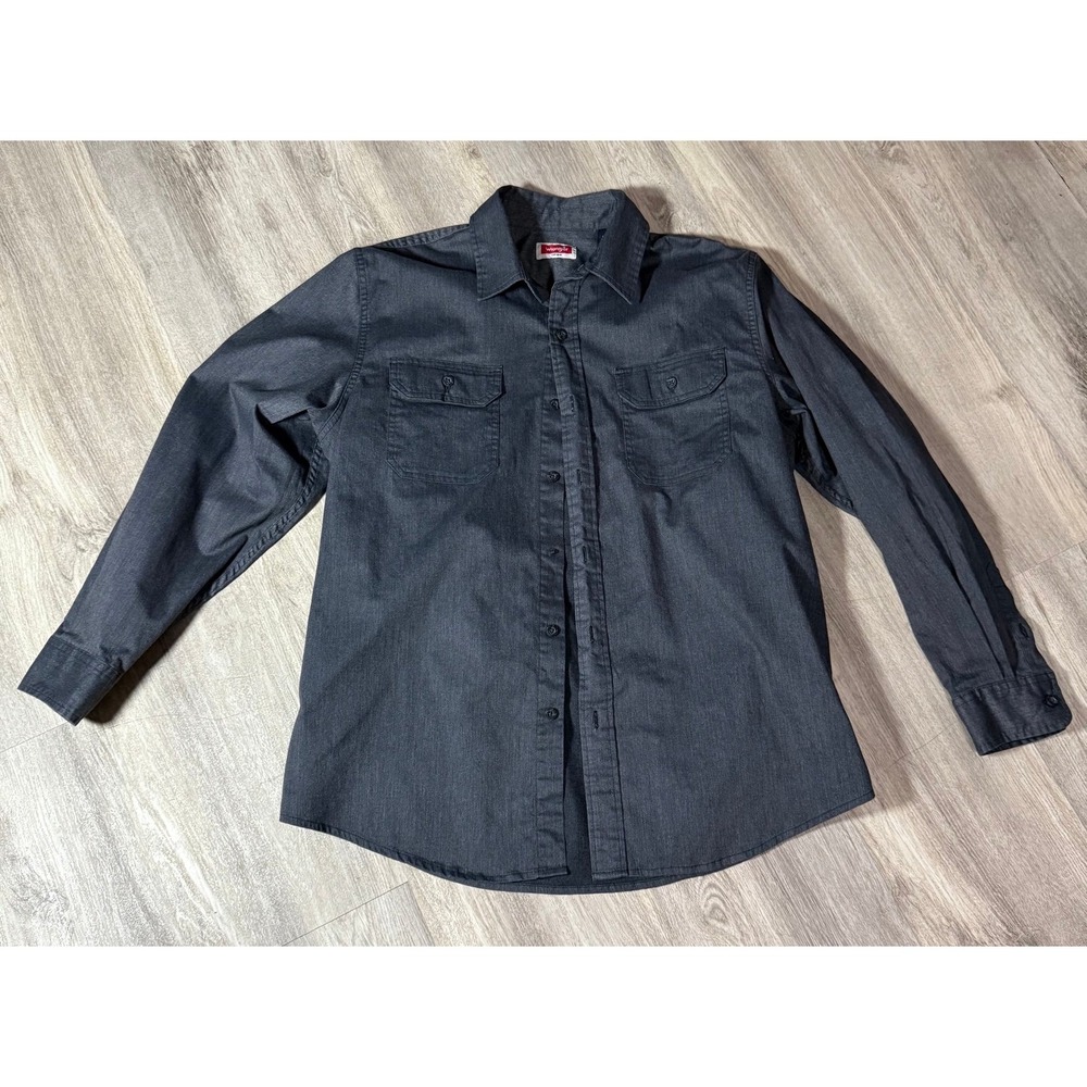 Wrangler long sleeve‎ shirt size large missing one button